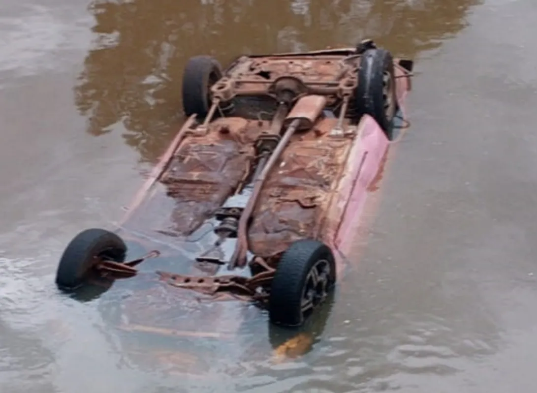 Imagem ilustrativa da imagem Youtuber é multado em R$ 20 mil por jogar carro em lago da zona norte de Londrina