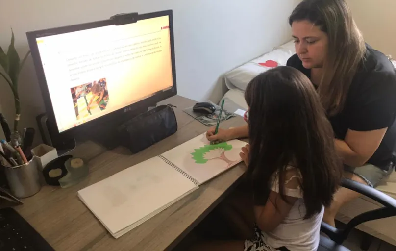 Kelly Cristina Prado de Almeida Yassuda, mãe de Rafaela e de filhas gêmeas: "O trabalho de alfabetização é desafiador para todos"
