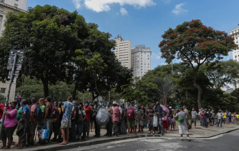 Pessoas em situação de rua buscam comida em São Paulo. População de rua cresceu com a pandemia da Covid-19