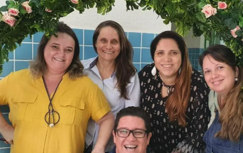 De preto, a diretora Ivete Pimentel, da Escola Francisco Pereira de Almeida Júnior, e equipe