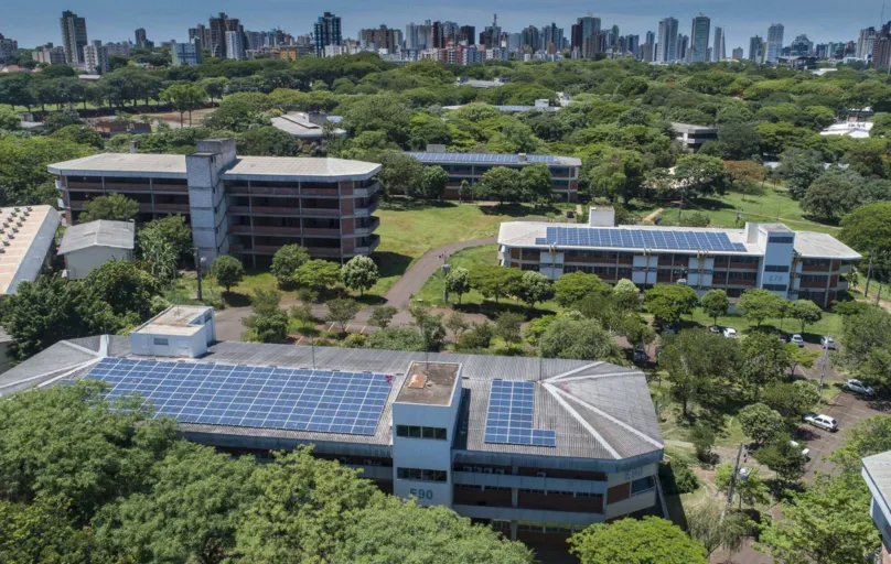Com a entrada em funcionamento da usina de minigeração fotovoltaica de energia, a UEM (Universidade Estadual de Maringá) dá mais um passo no caminho para sustentabilidade e eficiência energética.