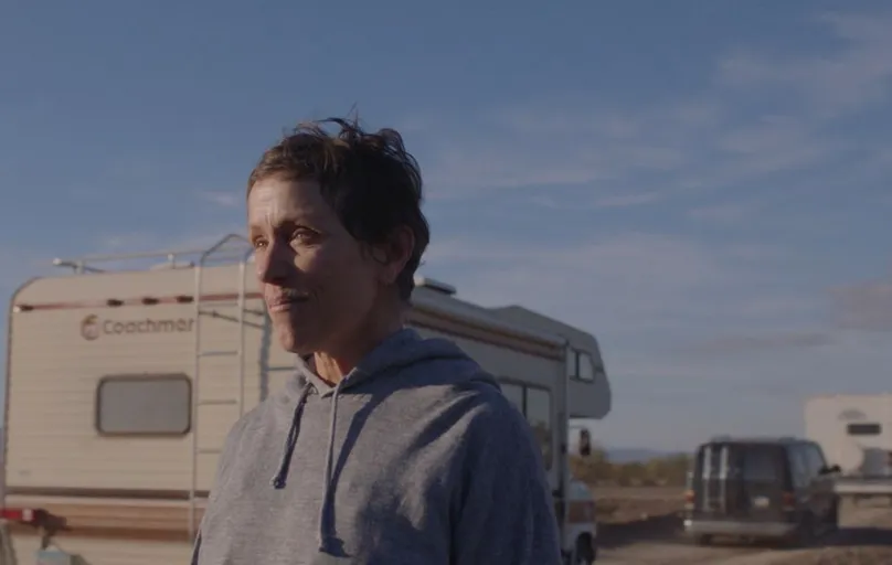 Fer, personagem de "Nomadland": filme mostra a precarização da massa trabalhadora, vítima de um sistema que os deixa, literalmente, na estrada