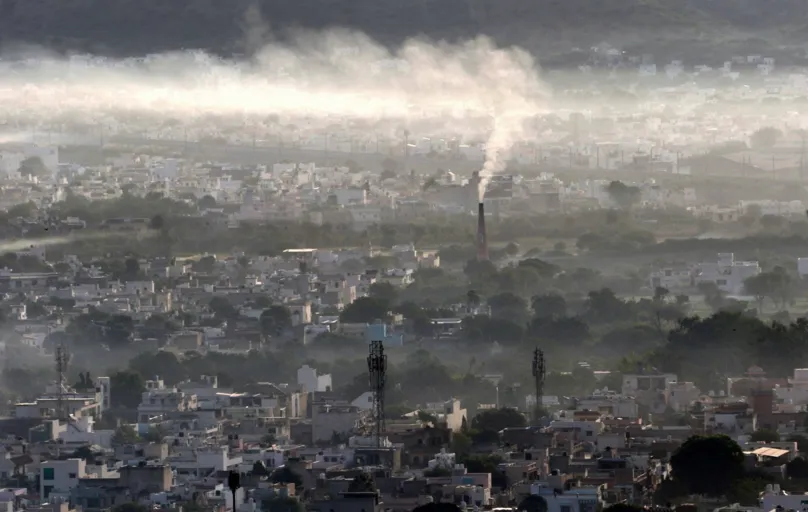 Em Ajmer, na Índia, fumaça sai da chaminé de uma fábrica:  os indianos respondem por 7% das emissões globais atuais 