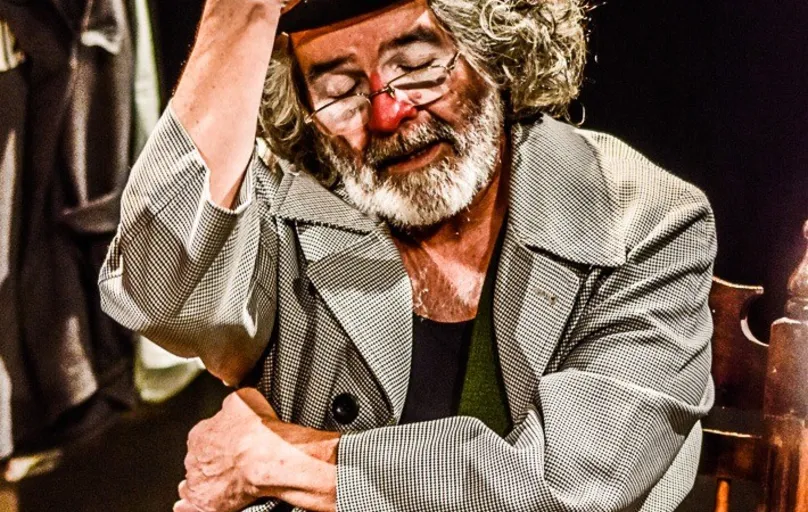 Mário Fragoso encenando a peça "Balada de um Palhaço", de Plínio Marcos, em Londrina