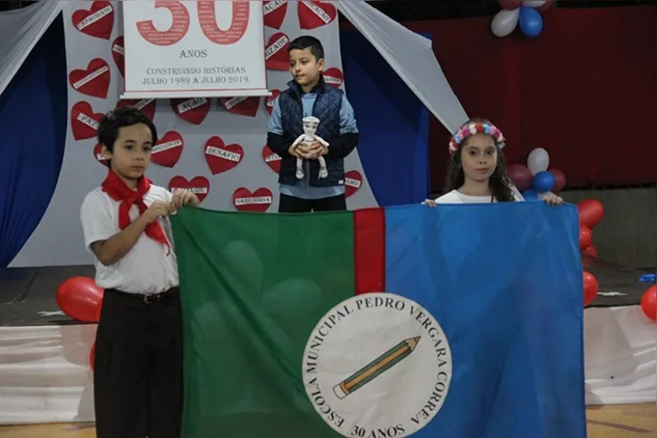 Identidade: Alunos criam bandeira durante comemoração de 30 anos da escola