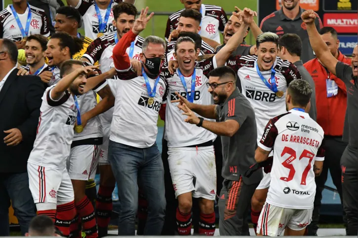 Imagem ilustrativa da imagem Com dois gols de Gabigol, Flamengo derrota o Fluminense e é campeão estadual