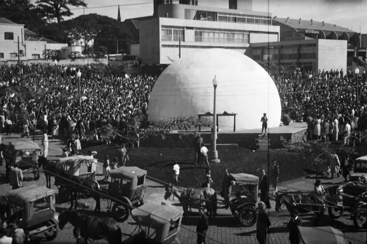 Movimento de charretes na inauguração da Concha Acústica, no centro, em 1957
