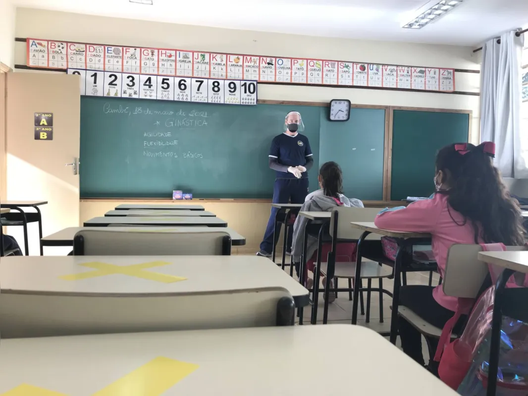 Imagem ilustrativa da imagem Alunos retornam às salas de aula em Cambé nesta terça (18)