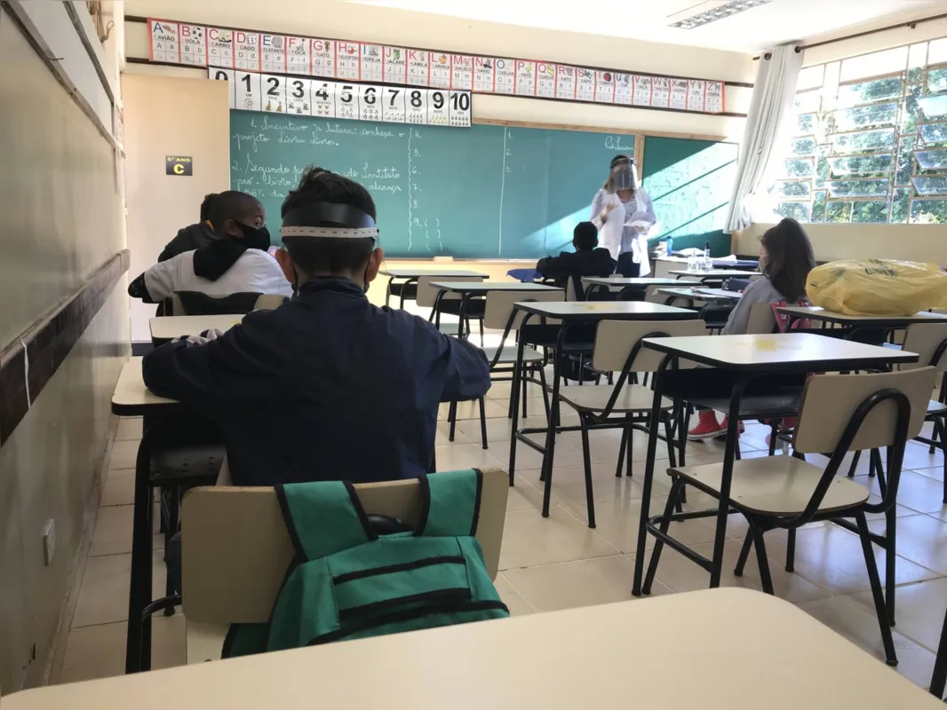 Imagem ilustrativa da imagem Alunos retornam às salas de aula em Cambé nesta terça (18)