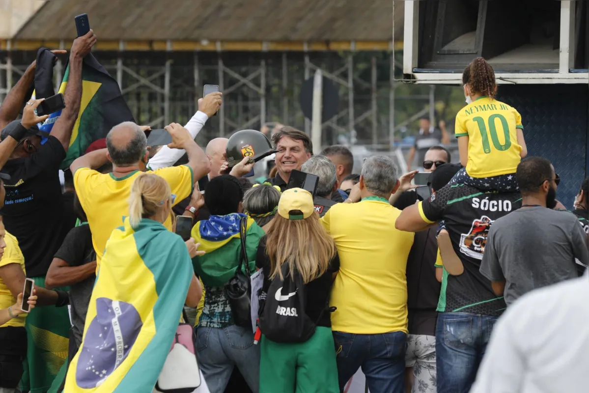 Imagem ilustrativa da imagem Ao lado de Pazuello, Bolsonaro gera aglomeração no Rio após dizer que teve sintomas de Covid