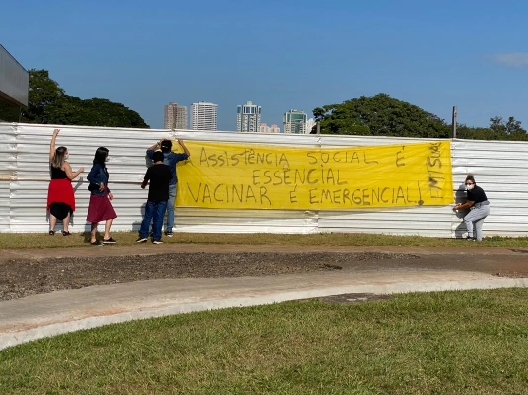 Imagem ilustrativa da imagem Assistentes sociais e conselheiros tutelares de Londrina pedem vacina e trabalho digno