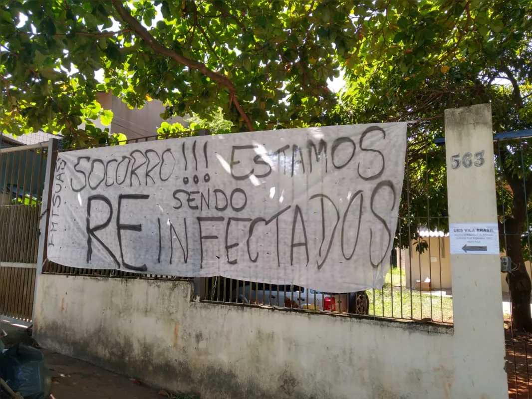 Faixas também foram fixadas em diferentes pontos da cidade, como esta, no local onde funciona o Serviço especializado em abordagem social