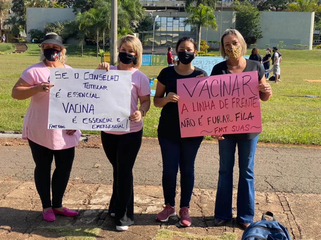 Imagem ilustrativa da imagem Assistentes sociais e conselheiros tutelares de Londrina pedem vacina e trabalho digno
