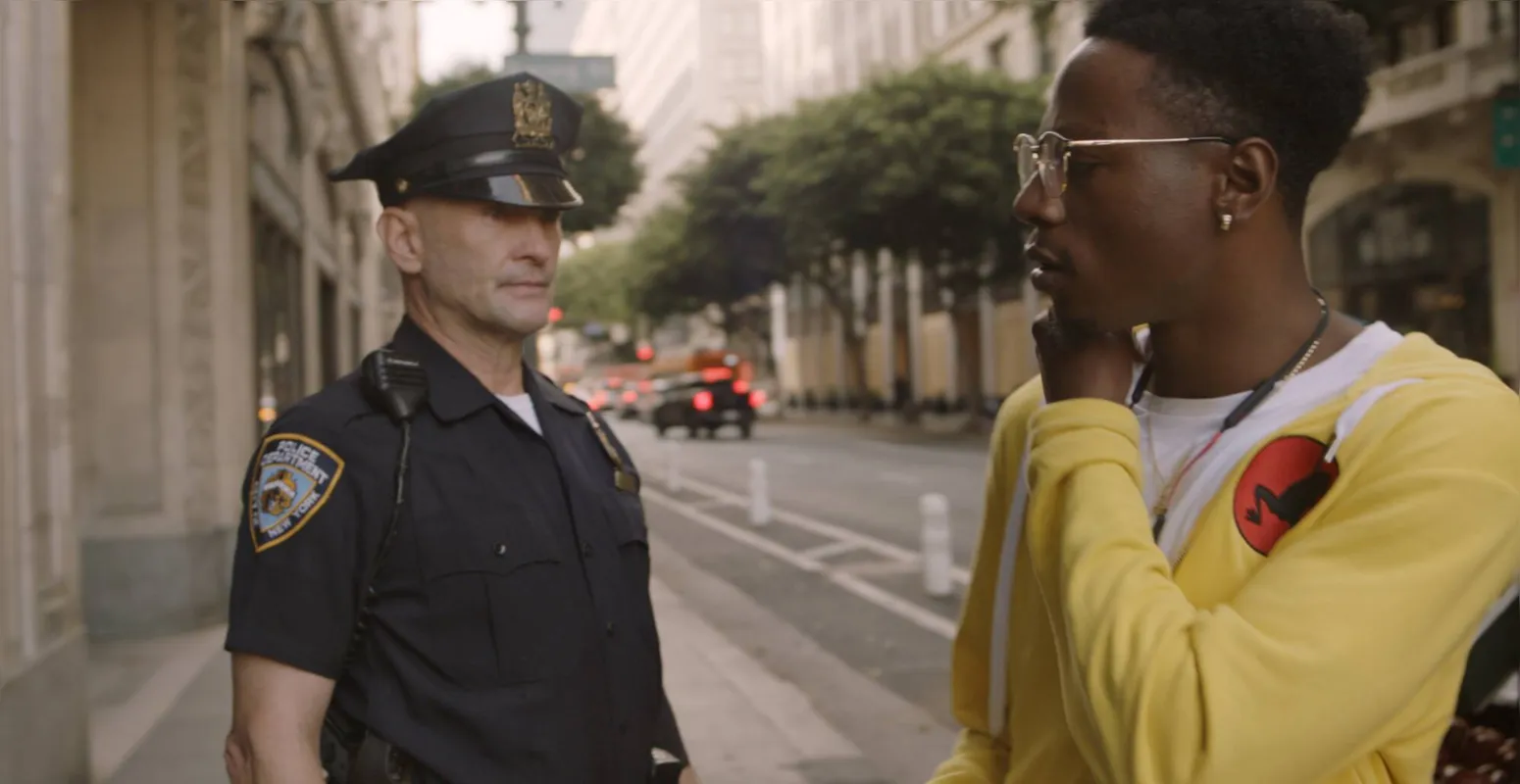 O designer gráfico Carter, interprepatado pelo rapper Joey Bada$$) é morto pelo policial Merk, vivido pelo ator galês Andrew Howard, 
de forma muito semelhante àquela que liquidou George Floyd em 2020; cena que se repete em loop temporal como no cult “Feitiço do Tempo” (1993)
