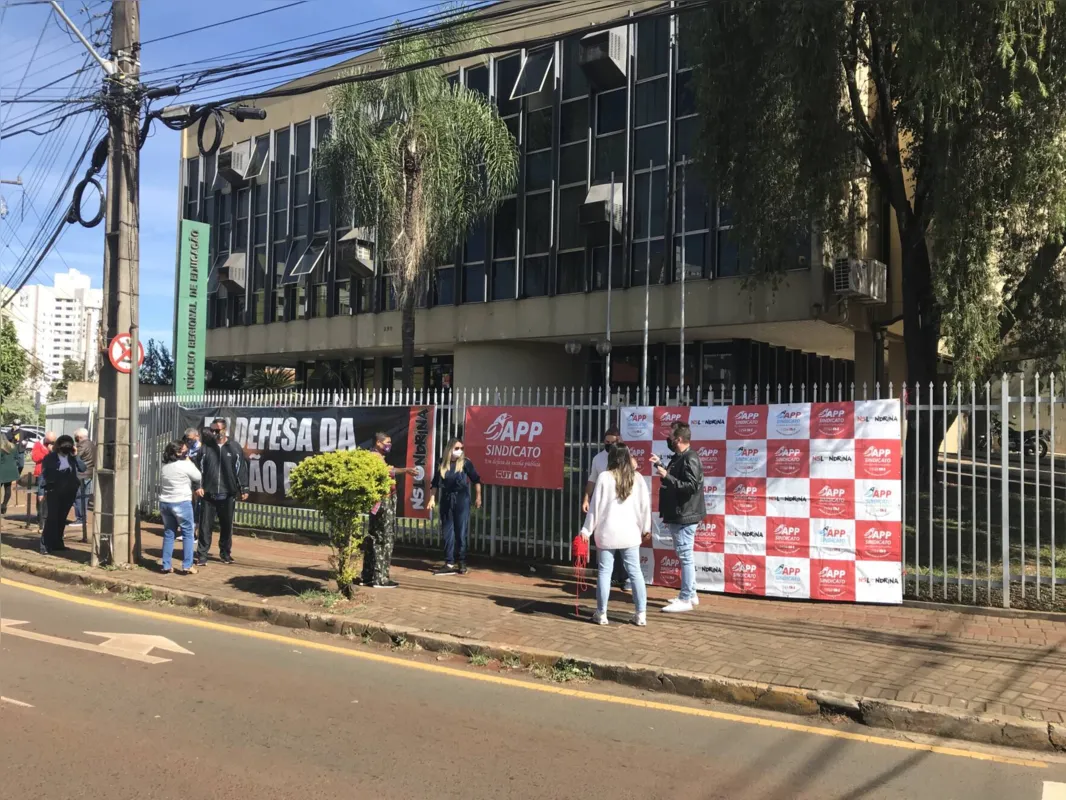 Imagem ilustrativa da imagem Buzinaço contra a volta das aulas presenciais em Londrina