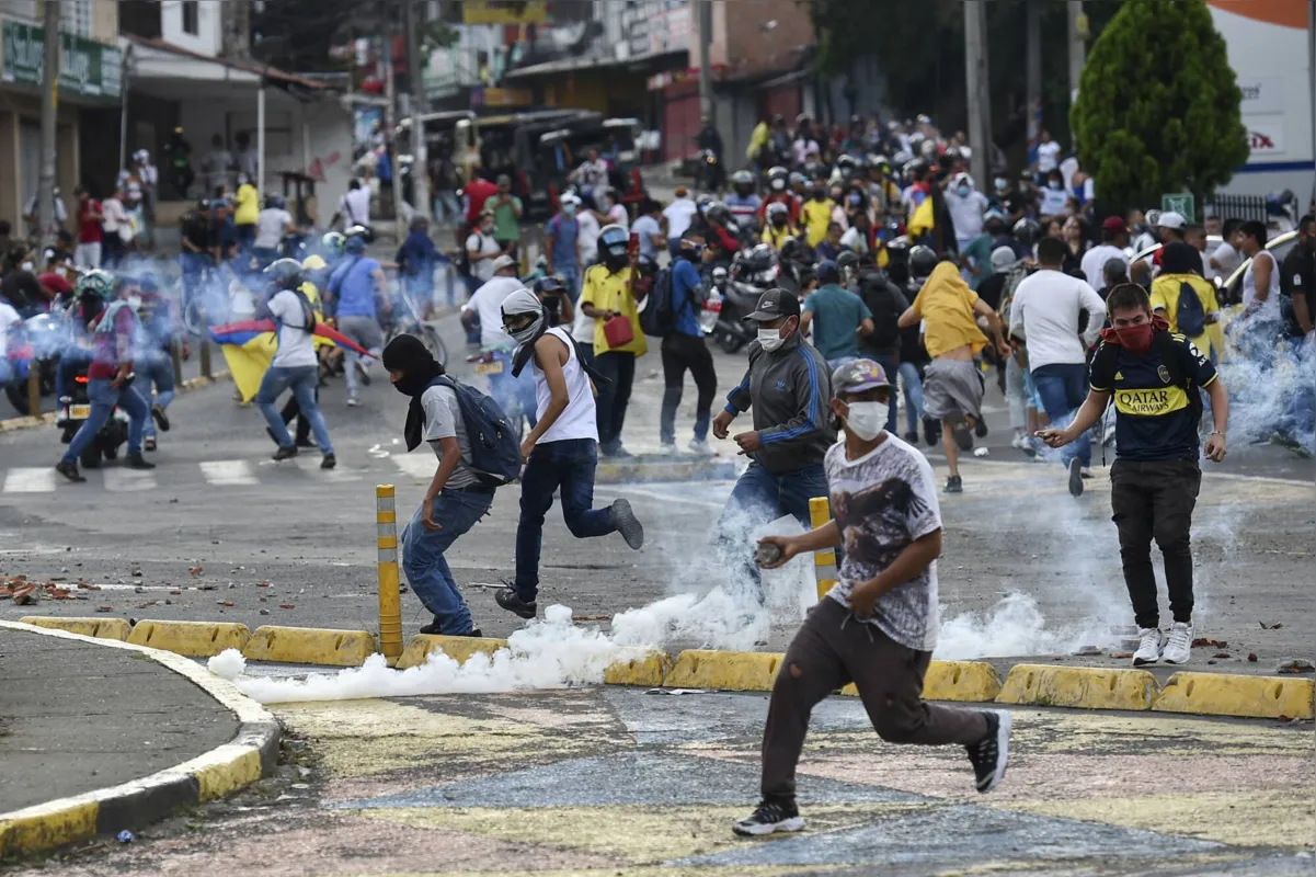 Manifestantes entram em confronto com policiais em Cali