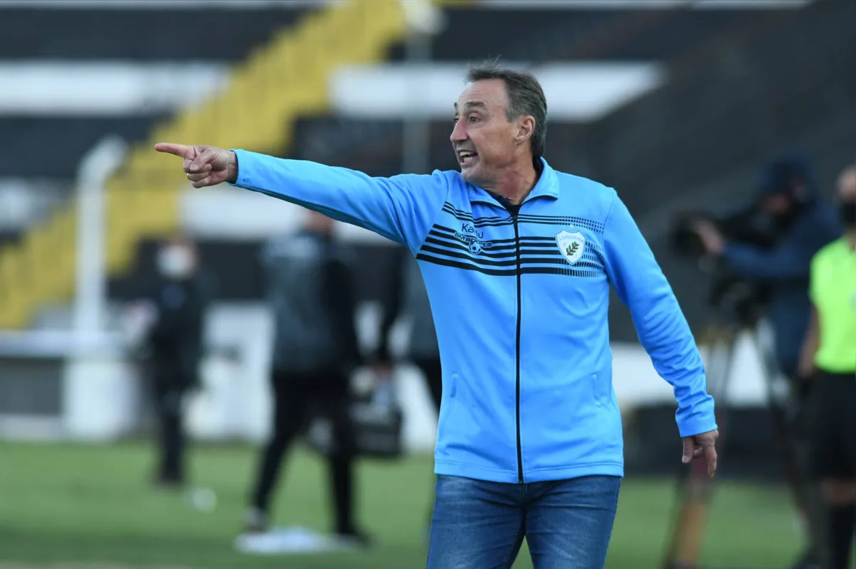 Depois da primeira vitória no Paranaense, Fonseca deve repetir o time no duelo com o Coritiba