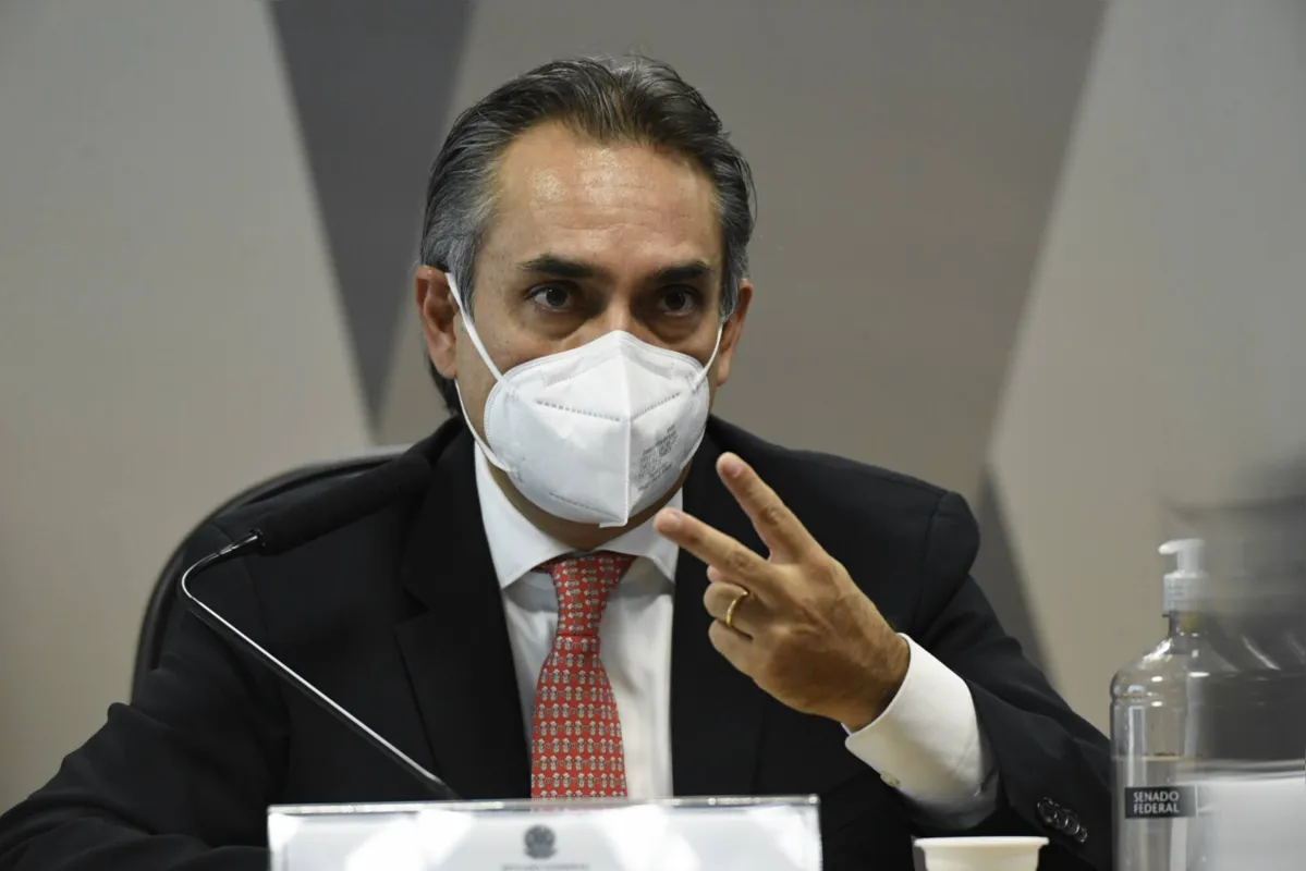 Imagem ilustrativa da imagem Chefe da Pfizer confirma participação de Carlos Bolsonaro em reunião para negociar vacinas