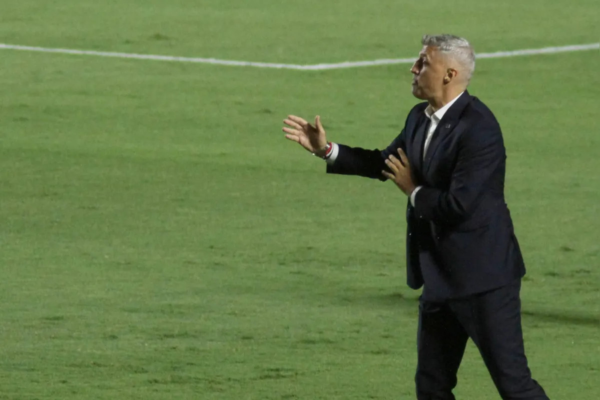 Imagem ilustrativa da imagem Com trajetórias diferentes, Palmeiras e São Paulo iniciam decisão