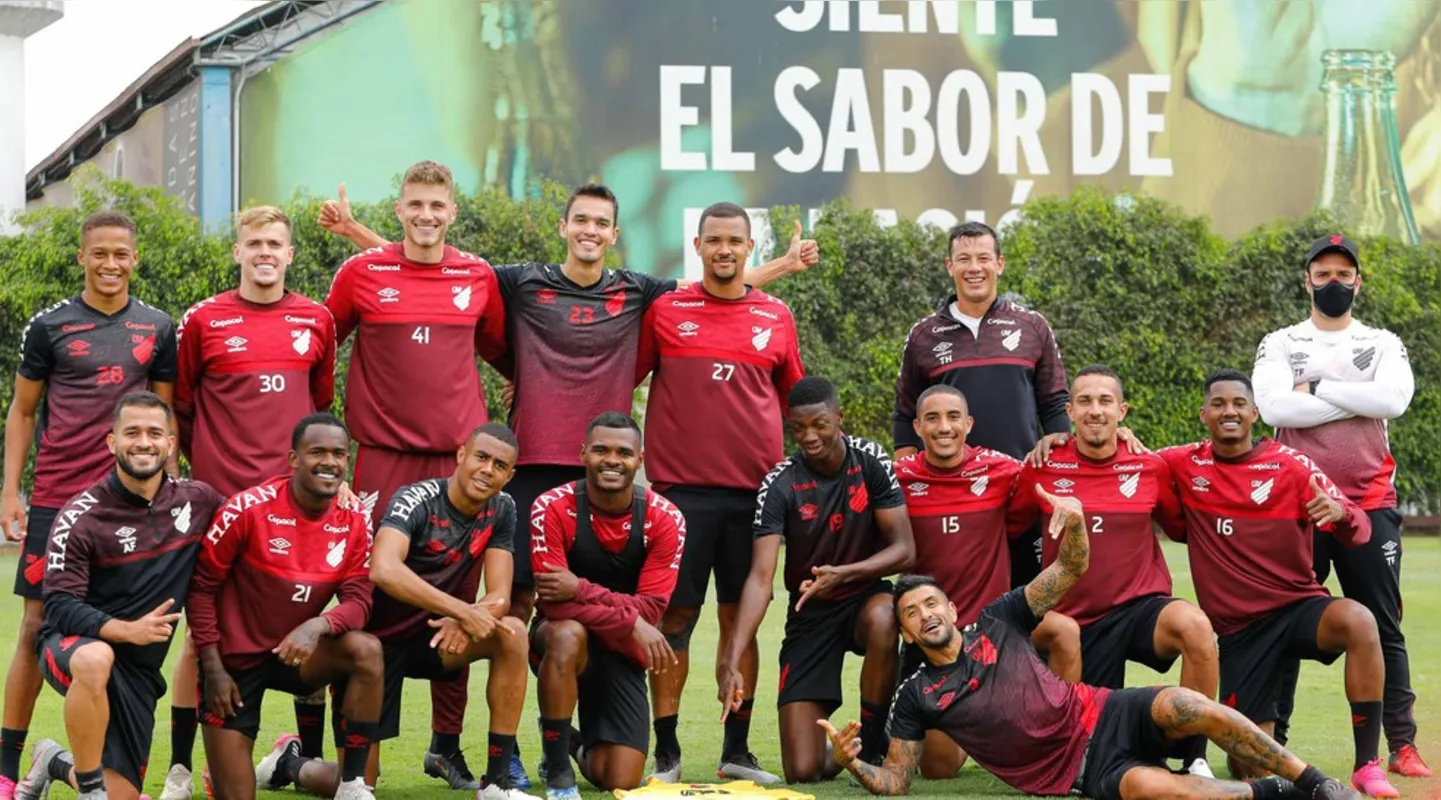 Imagem ilustrativa da imagem Com três jogos em quatro dias, Athletico tem maratona com Atletiba e confronto direto na Sul-Americana