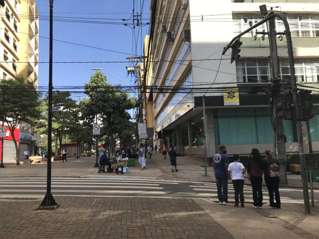 Imagem ilustrativa da imagem Consumidores são surpreendidos com comércio de rua fechado em Londrina
