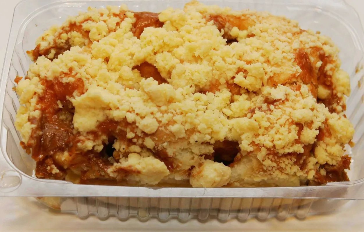 A cobertura de farofa é um diferencial dessa sobremesa que não é bolo, nem torta, mas tem seu lugar nas vitrines de docerias, bem como receitas de família