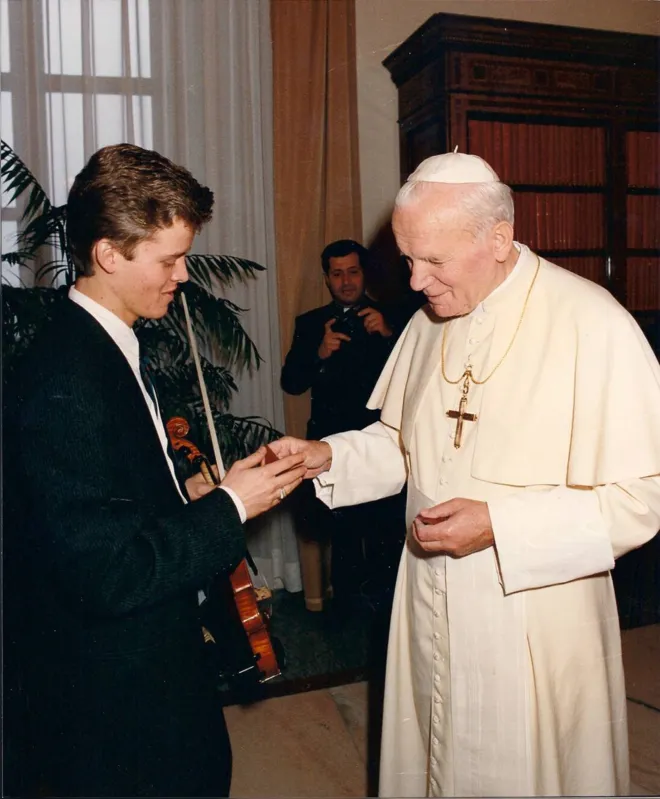 Momento com Papa João Paulo II em 1995 após  concerto realizado durante missa solene em sua capela privada PRIVADA NO VATICANO 3.JPG