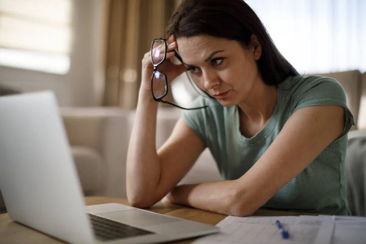 De acordo com a OMS, o excesso de trabalho é responsável por cerca de um terço da carga total de doenças relacionadas ao trabalho 