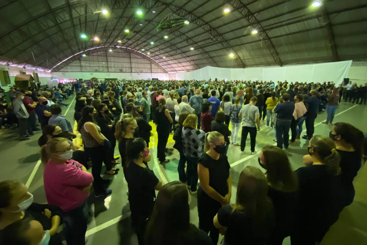 O velório coletivo no ginásio esportivo da pequena cidade de 9 mil habitantes tentou não ignorar os protocolos para a Covid-19