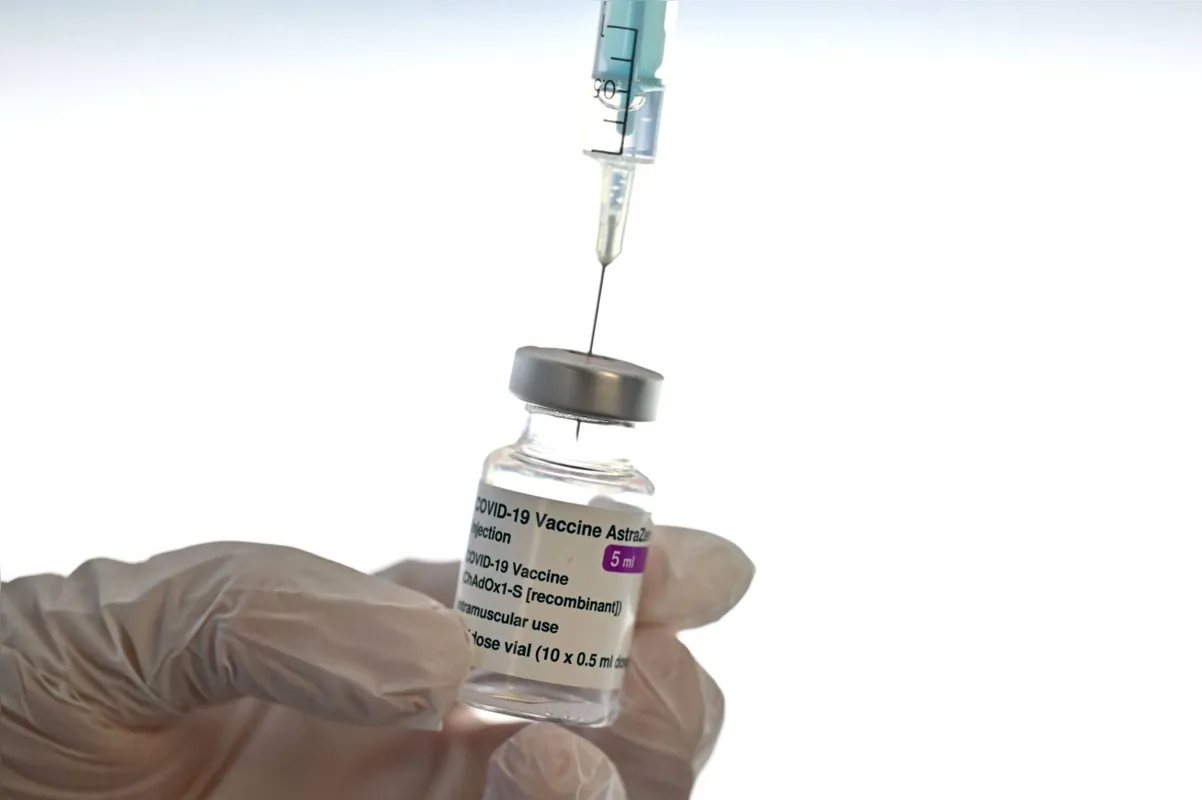 Imagem ilustrativa da imagem Febre, calafrios e dores são principais efeitos colaterais da vacina da AstraZeneca