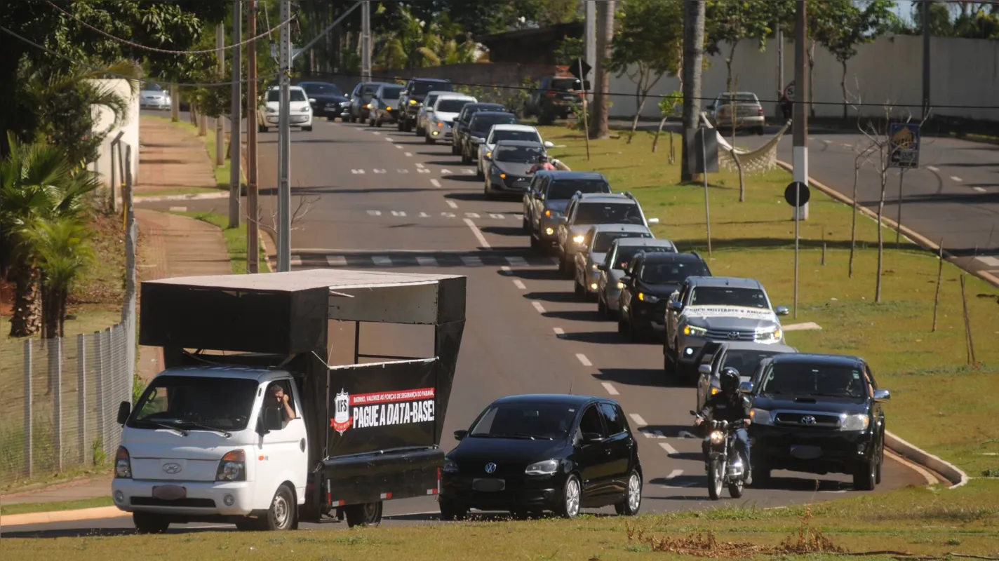 Policiais percorreram as principais vias do centro para cobrar reposição de 30%