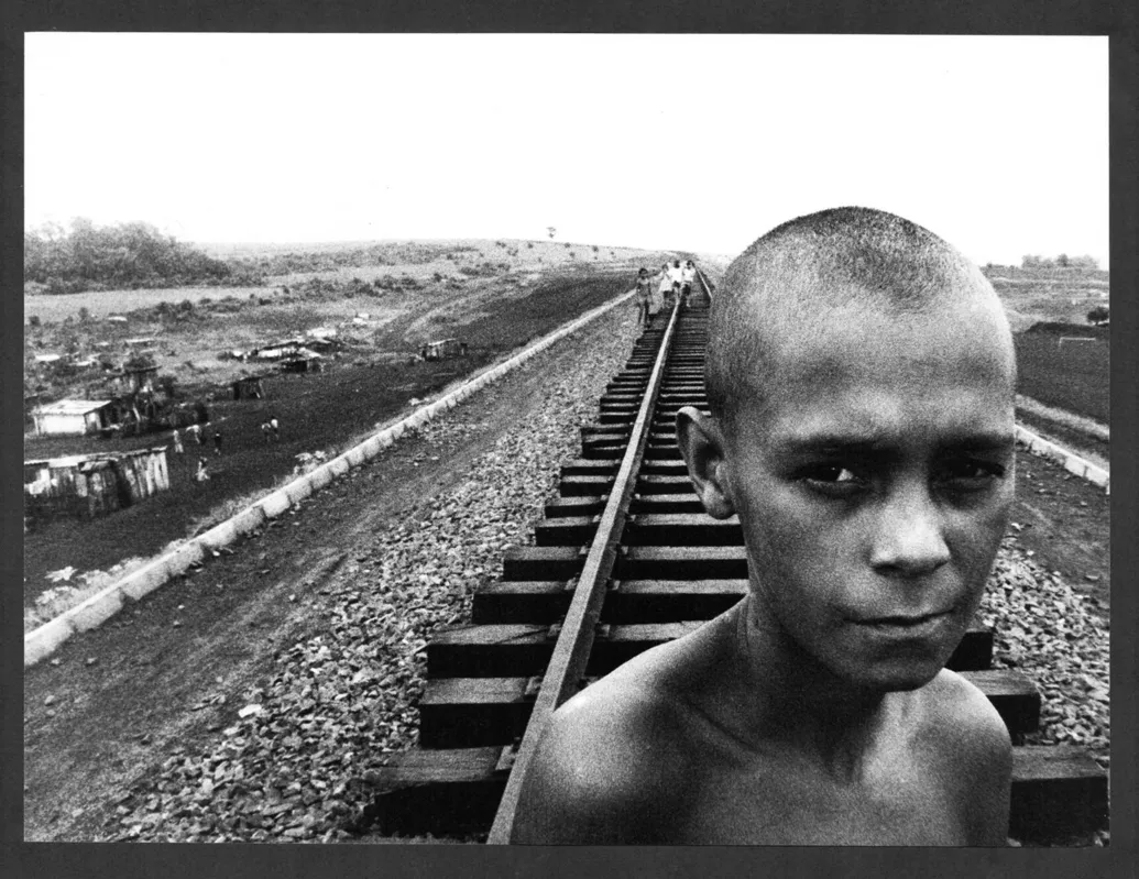 Foto “Caminhos e Descaminhos”, de Antônio Ferreira dos Santos, um dos fundadores do FCL, premiada com 1º lugar no 6º Salão Salão de Arte Fotográfica Bunkyo, em São Paulo, em 1980; Troféu Cidade de Santo André, melhor fotografia do 1º Salão Nacional de Fotografia de Santo André, em 1982; 2º lugar no 5º Salão Nacional de Arte Fotográfica de Goiânia – GO, em 1987.
