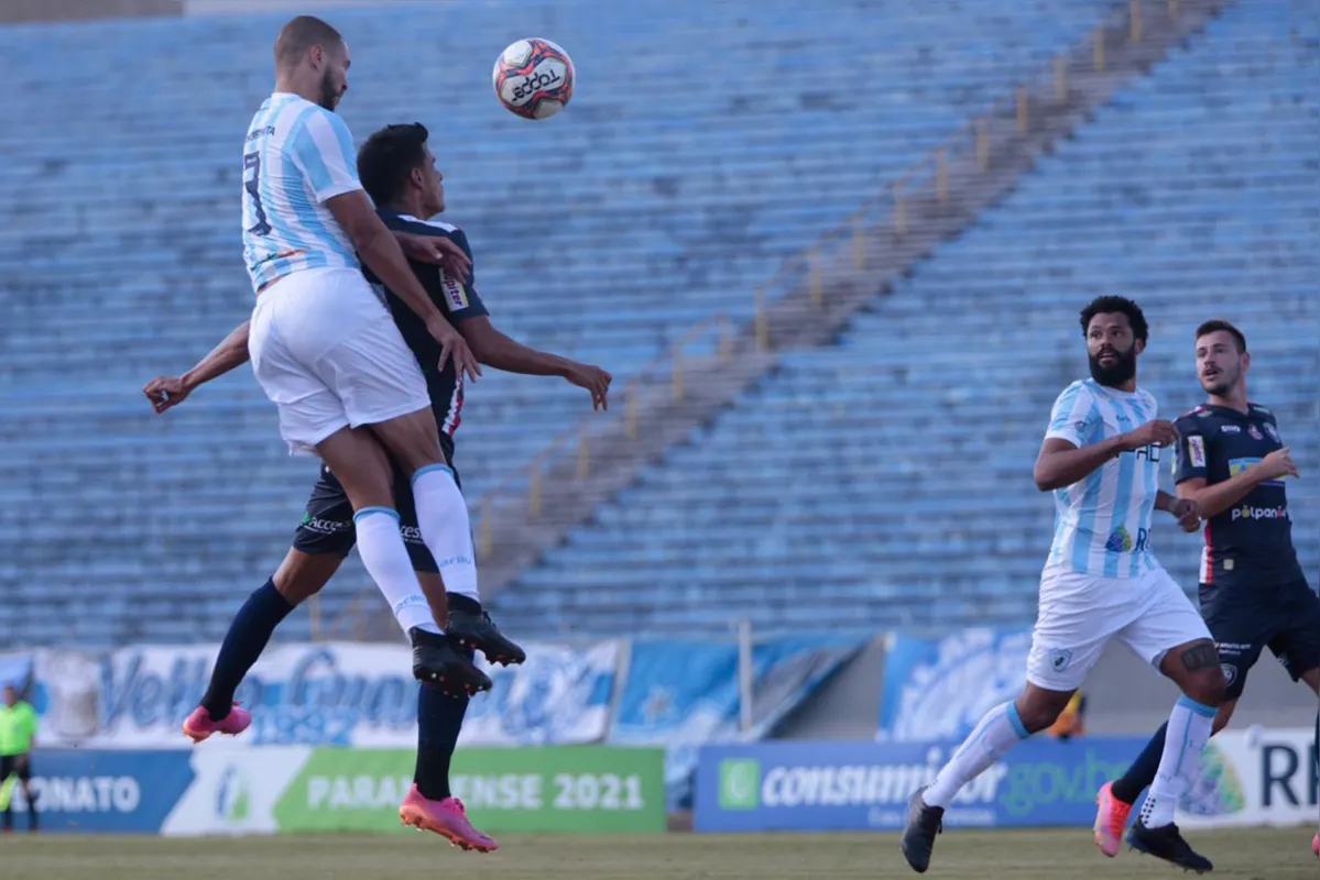 Zagueiro Marcondes tenta o cabeceio em jogo equilibrado contra o Cianorte no estádio do Café