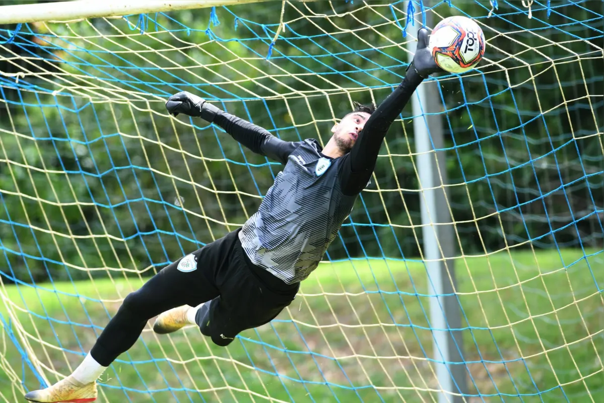 Com a suspensão de Dalton, César fará a sua primeira partida na temporada