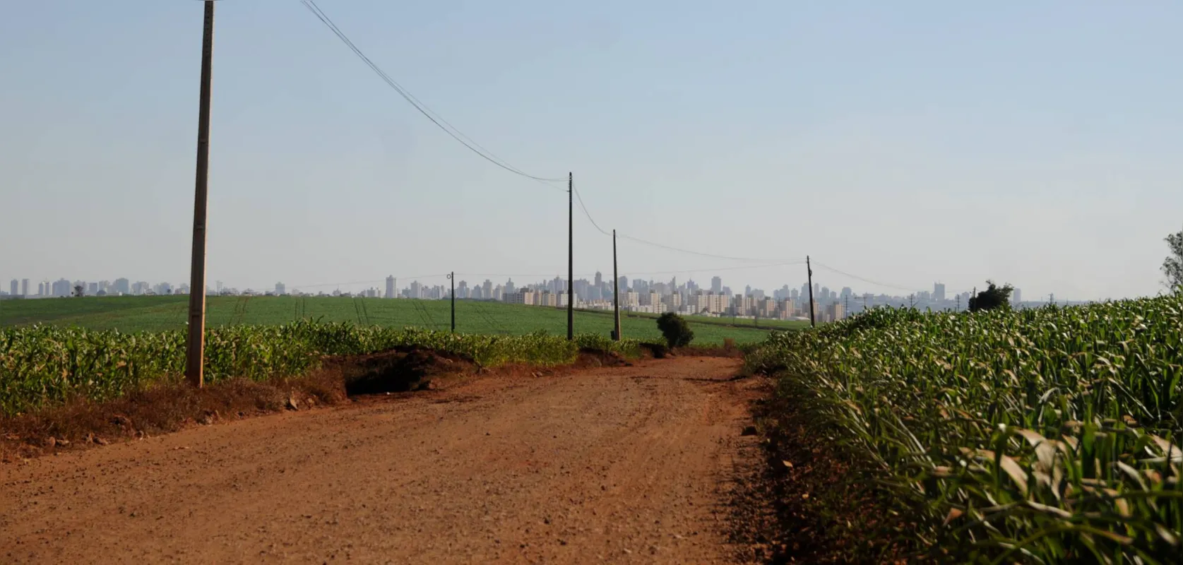 A via de terra de 4,5 quilômetros segue da zona leste londrinense até o jardim Santa Paula