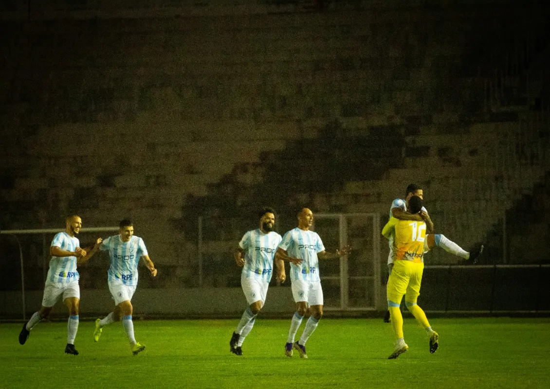 Jogadores do Londrina comemoram o primeiro gol marcado por Douglas Santos
