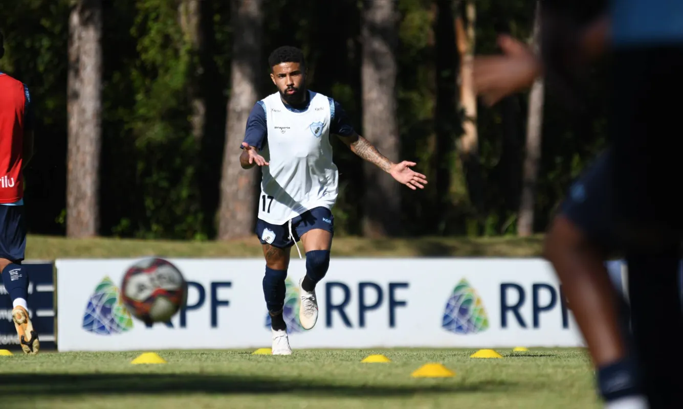 Douglas Santos mais uma vez terá a companhia de Safira e Salatiel no ataque do LEC