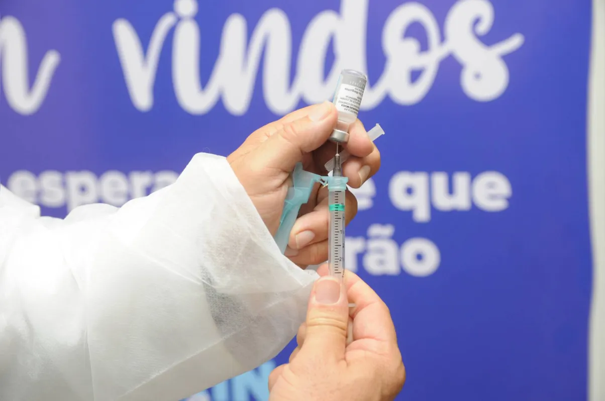 Imagem ilustrativa da imagem Londrina libera agendamento da vacina  para professores entre 50 e 54 anos