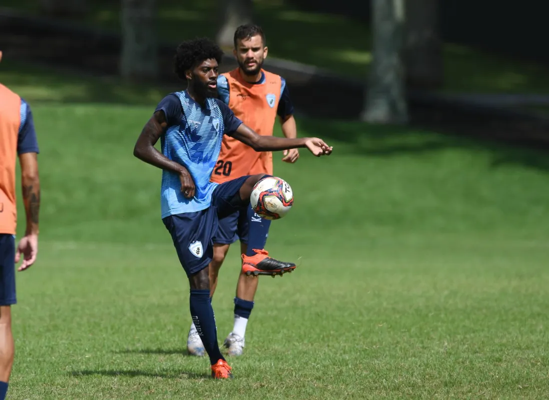 Autor de um gol nesta Paranaense, o lateral Luiz Henrique tem sido um dos mais regulares do LEC no Estadual