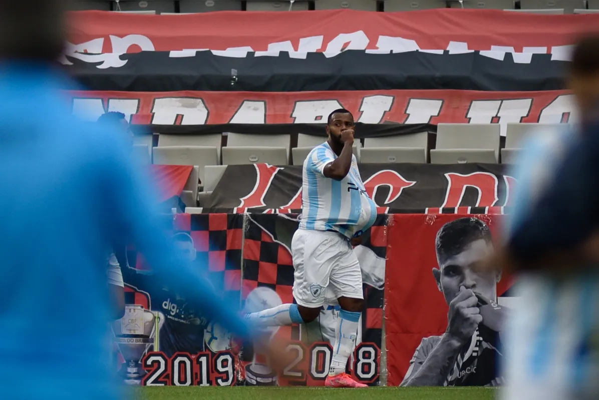 Adenílson fez o segundo gol e comandou a vitória do Londrina na Arena da Baixada