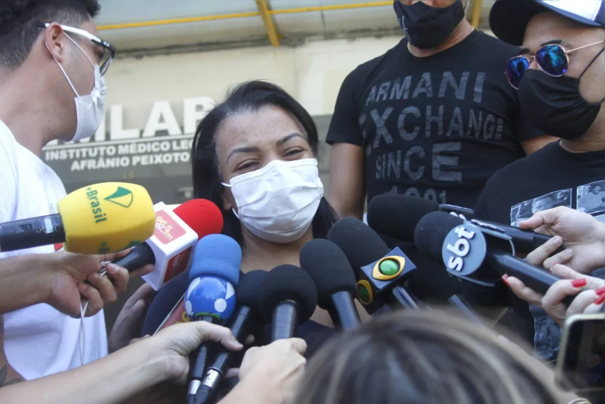 Valquíria Nascimento, mãe do funkeiro MC Kevin, fala com jornalistas ao chegar ao Instituto Médico-Legal (IML) do Rio de Janeiro para liberar o corpo do filho
