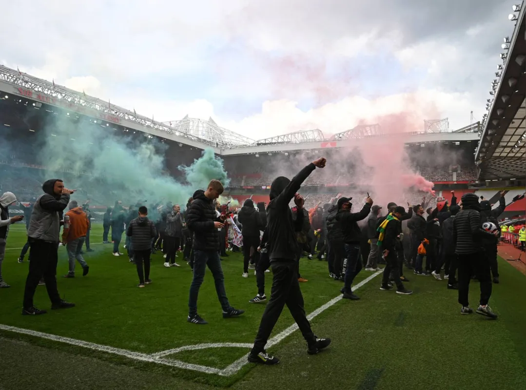Imagem ilustrativa da imagem Manchester United e Liverpool é adiado após protesto em Old Trafford