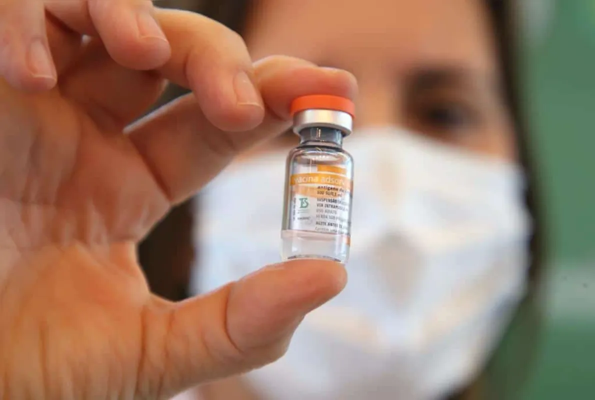A partir desta semana, não haverá mais insumos para produzir a Coronavac no país, e o cronograma de junho pode ficar prejudicado, segundo informou Dimas Covas, diretor do Instituto Butantan.