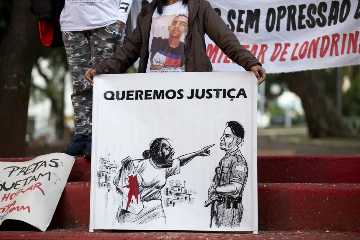 Familiares de pessoas mortas em confrontos e jovens ligados ao movimento negro ergueram bandeiras, pintaram cartazes e distribuíram panfletos no Calçadão