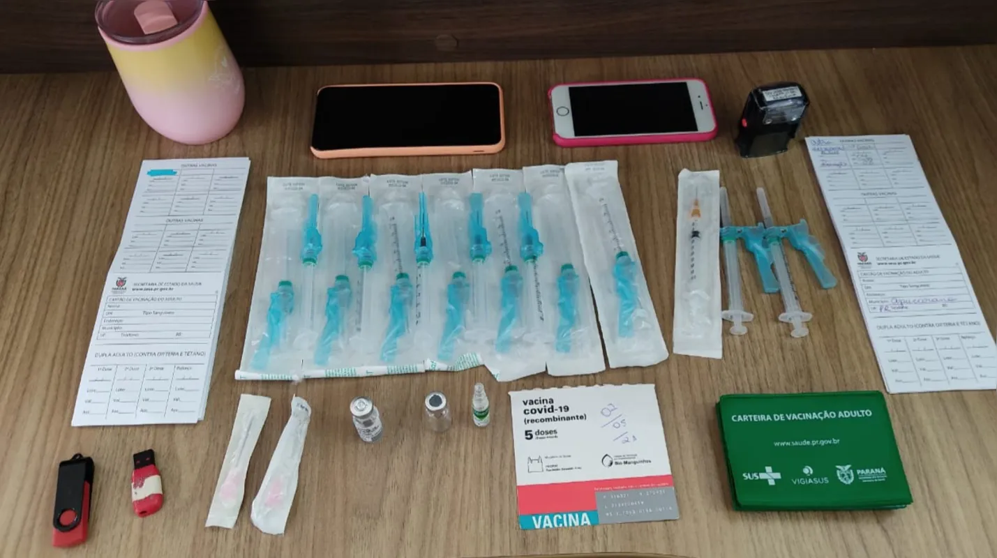 Materiais foram apreendidos durante cumprimento de mandado de busca na casa de falsa profissional da saúde