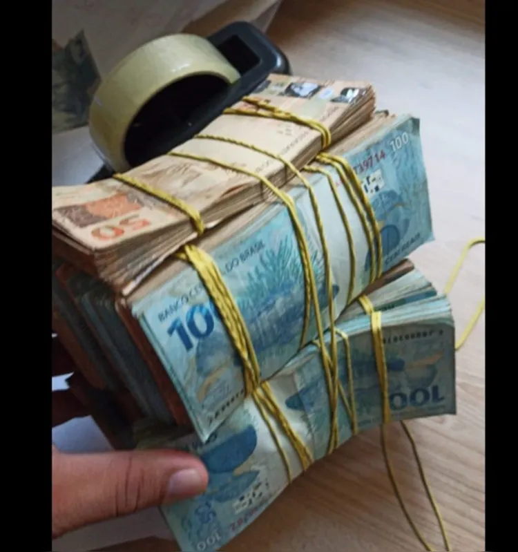 Cerca de R$ 40 mil em espécie foram apreendidos pelos policiais.