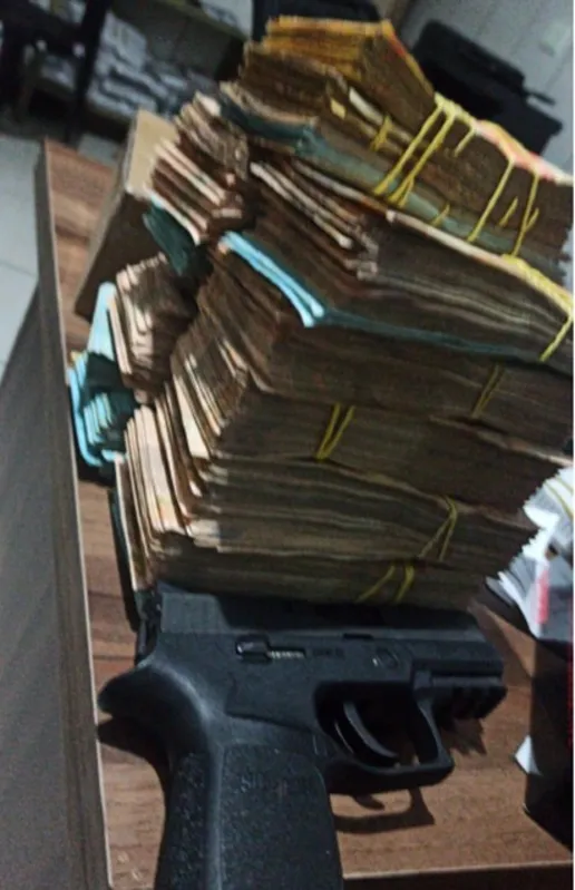 Cerca de R$ 40 mil em espécie foram apreendidos pelos policiais.