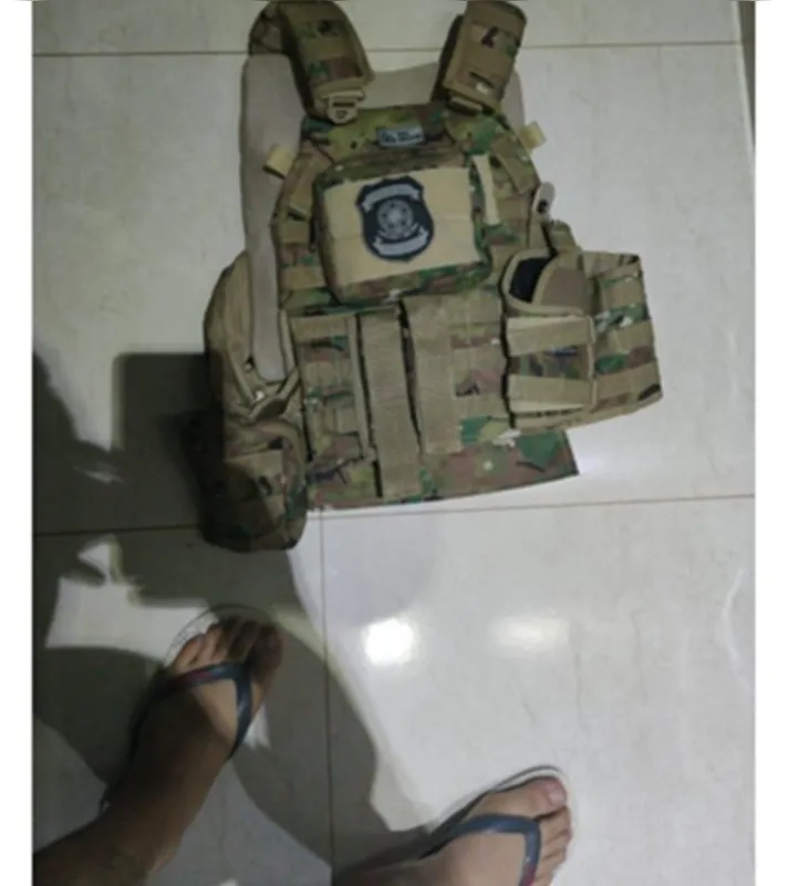 Também foram apreendidos coletes balísticos e uniformes semelhantes aos que são utilizados pela polícia, além de outros acessórios.