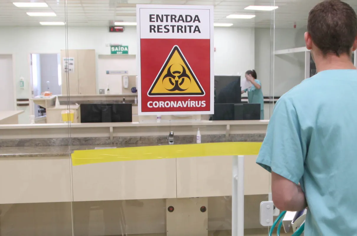 Imagem ilustrativa da imagem Paraná se aproxima de 950 mil casos de Covid-19 com hospitais cheios