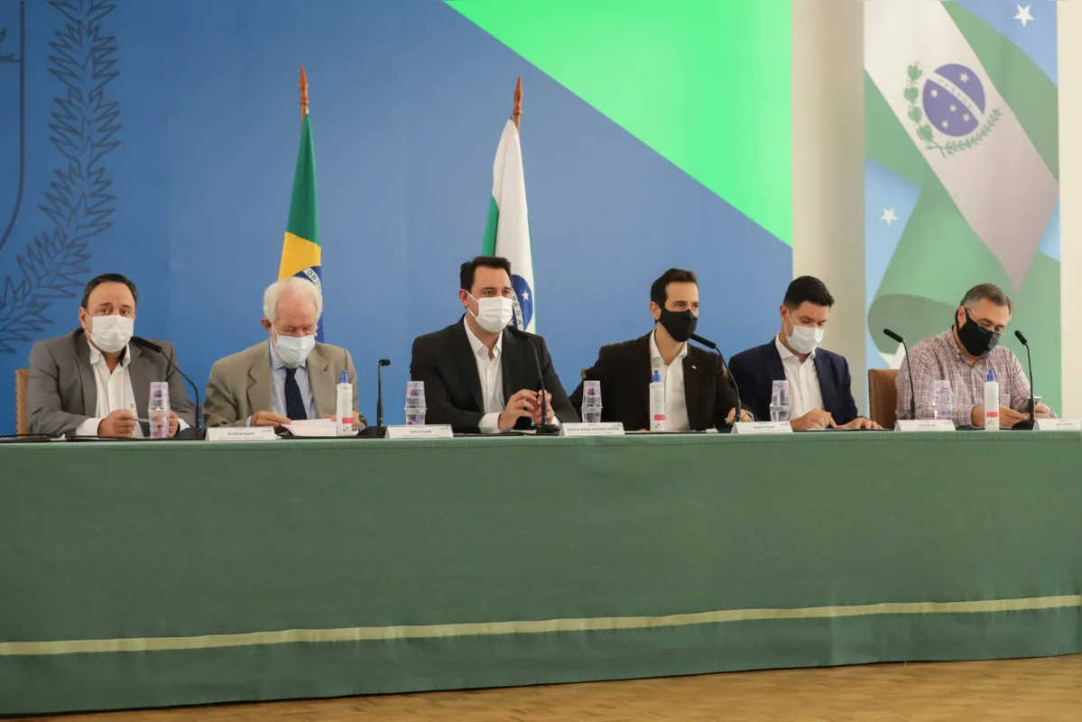  A confirmação da vacinação dos trabalhadores da educação foi feita pelo governador Carlos Massa Ratinho Junior, nesta terça-feira (04), em entrevista coletiva no Palácio Iguaçu, em Curitiba.
